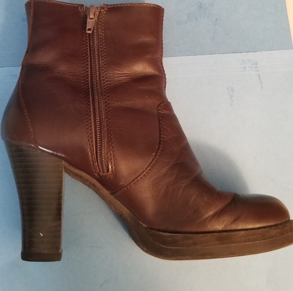 Brown leather "on your feet" booties, US 7. - Picture 2 of 4